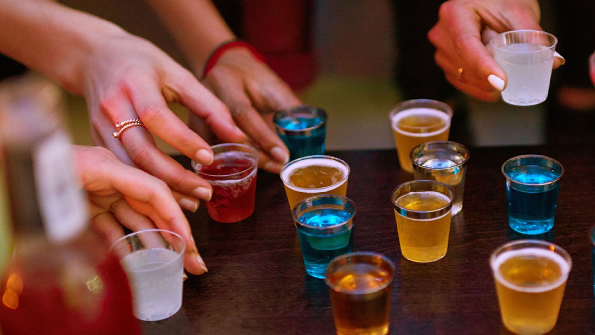 Carnaval voorbereiden? Herbruikbare bierpullen en shotglaasjes op maat