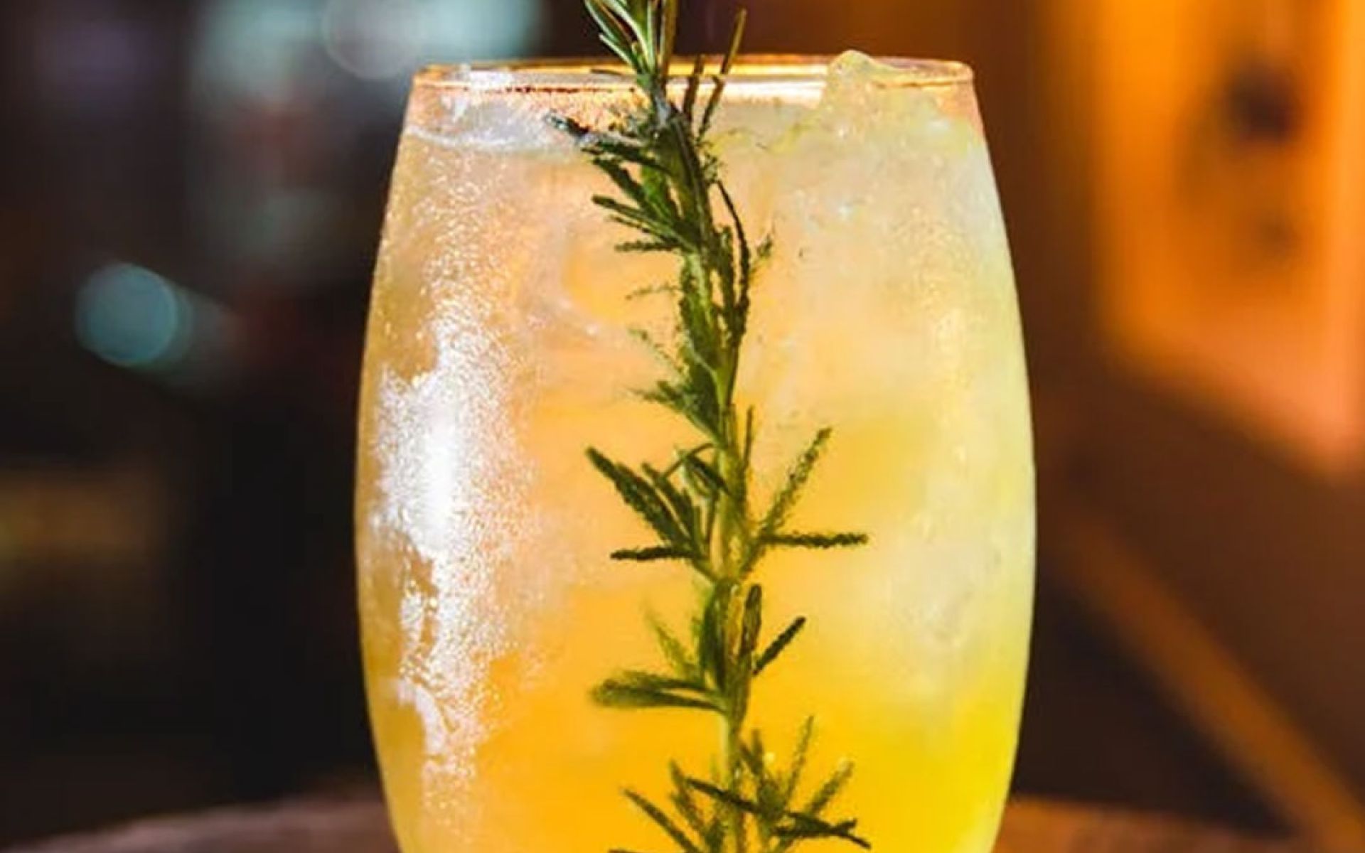 Herbruikbare bekers en vaatwassers voor nieuwjaarsrecepties en winterevents